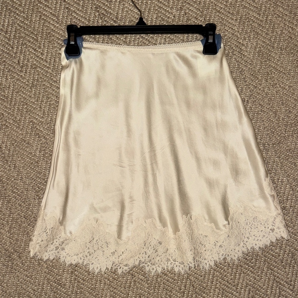 Doen Cream Satin Lace-Trim Mini Skirt